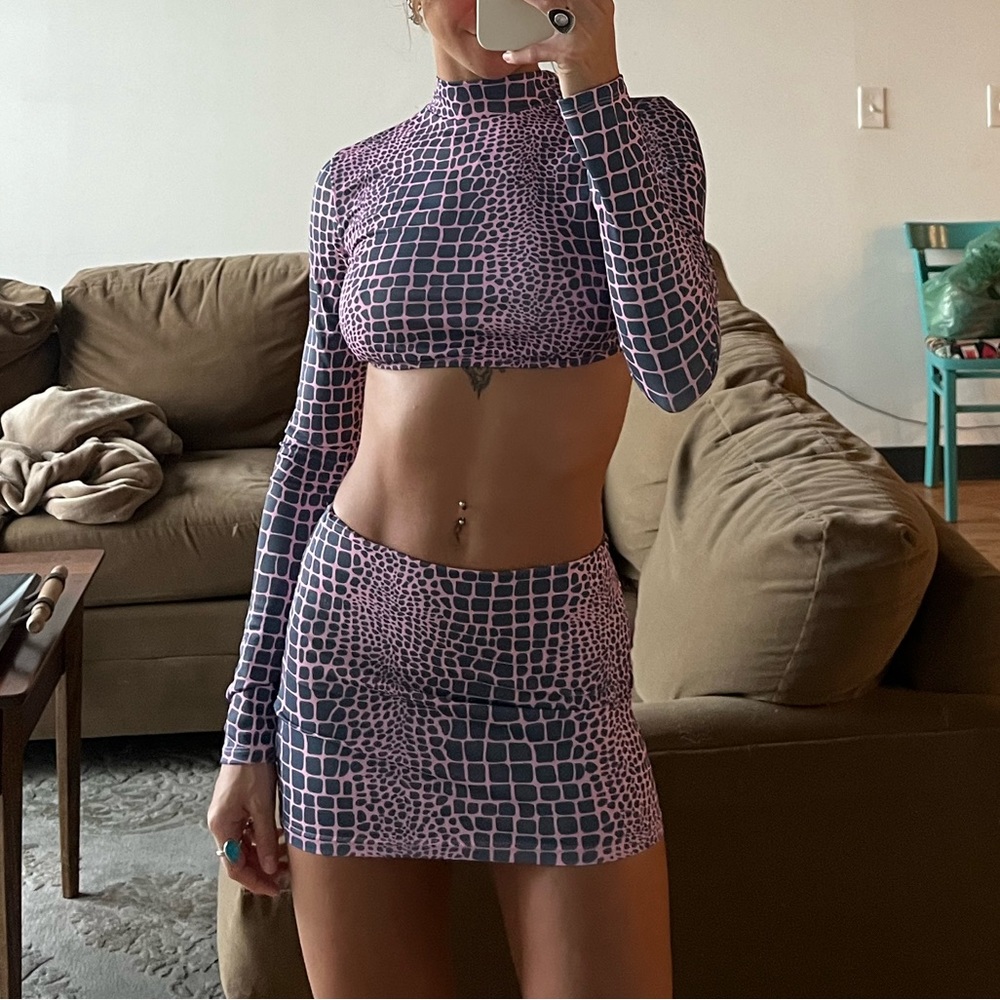 EDIKTED TWO PIECE SET (BLUE/PINK SNAKESKIN PRINT; XS/S)